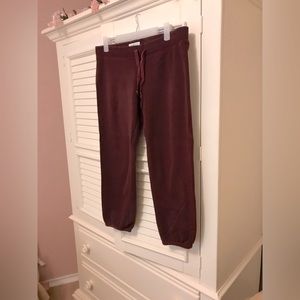 🔴 Burgundy color sweat pants, drawstring, below the knee.